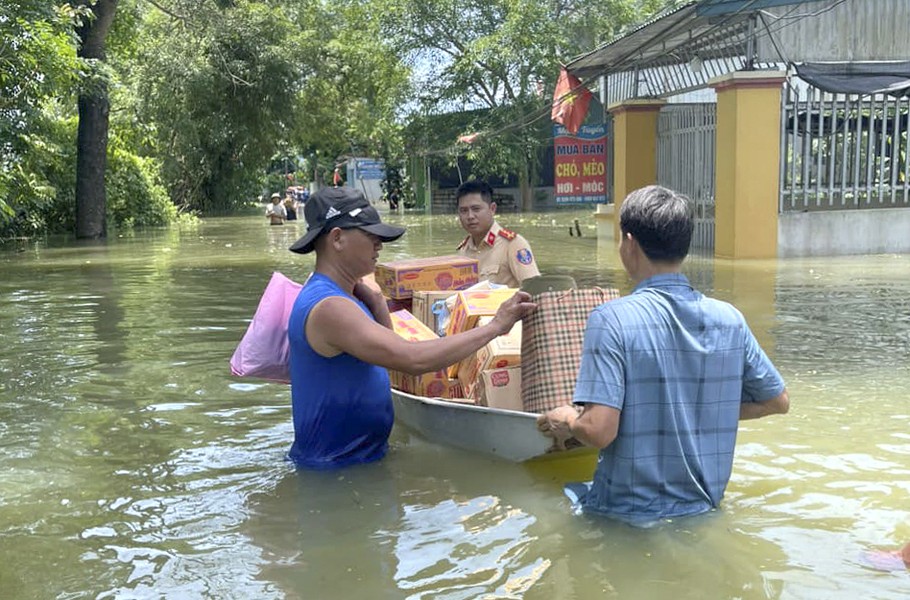 Hình ảnh đẹp cán bộ, chiến sĩ Công an huyện Chương Mỹ xung kích giúp người dân vùng lũ