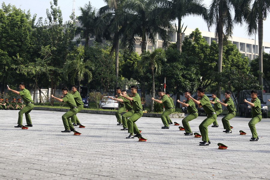 Hình ảnh ấn tượng của Cảnh sát Bảo vệ trình diễn võ thuật, tập huấn điều lệnh 