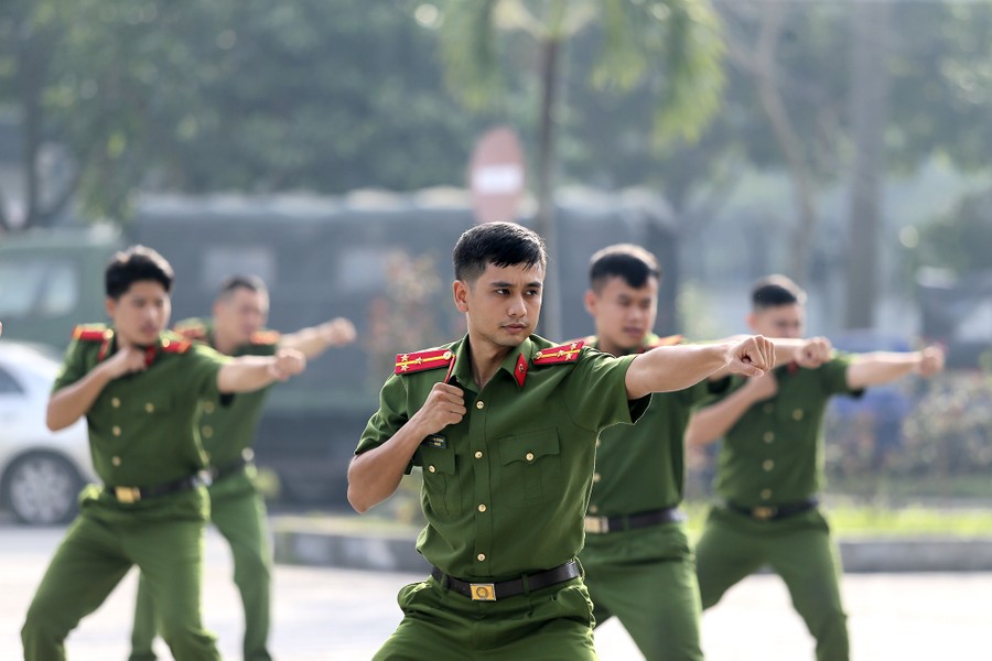 Hình ảnh ấn tượng của Cảnh sát Bảo vệ trình diễn võ thuật, tập huấn điều lệnh 