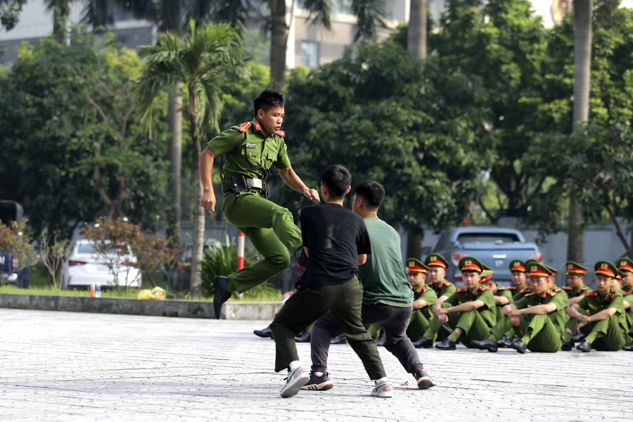 Hình ảnh ấn tượng của Cảnh sát Bảo vệ trình diễn võ thuật, tập huấn điều lệnh 