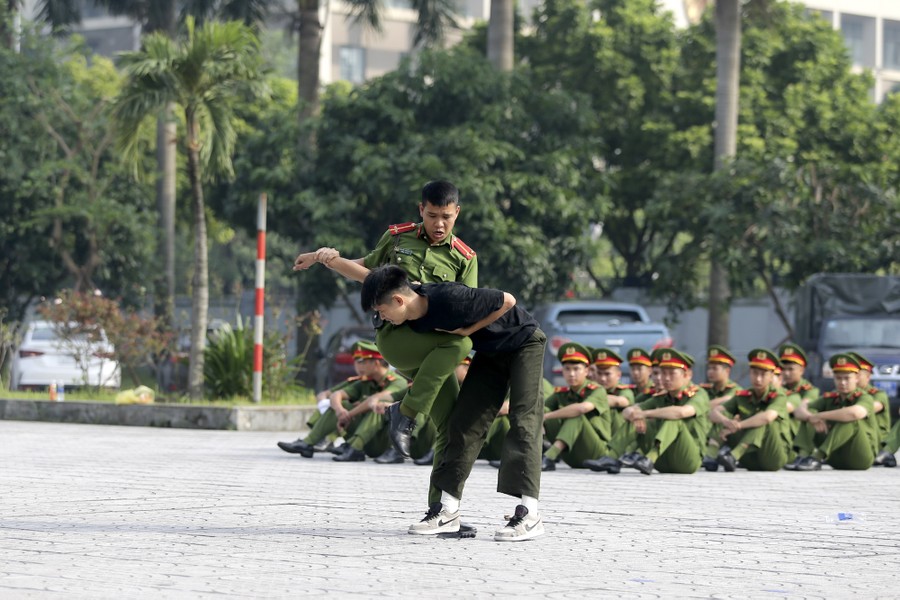 Hình ảnh ấn tượng của Cảnh sát Bảo vệ trình diễn võ thuật, tập huấn điều lệnh 