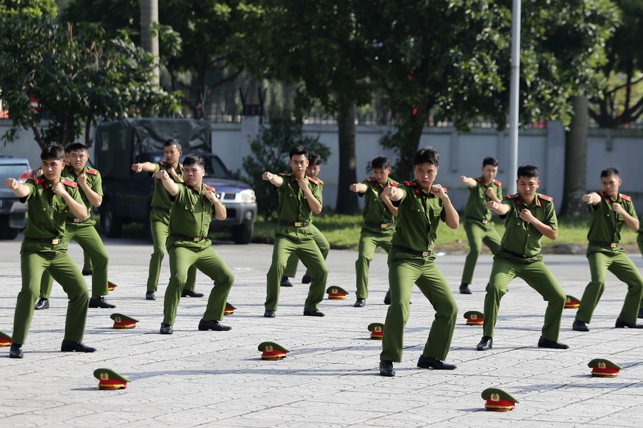 Hình ảnh ấn tượng của Cảnh sát Bảo vệ trình diễn võ thuật, tập huấn điều lệnh 