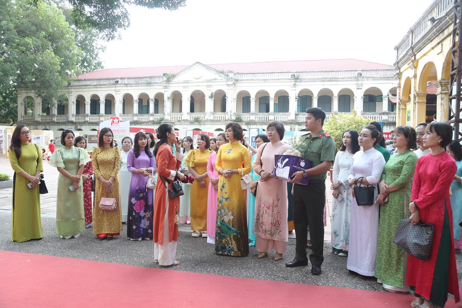 Nữ chiến sĩ Công an Thủ đô thướt tha áo dài chào mừng Ngày Phụ nữ Việt Nam