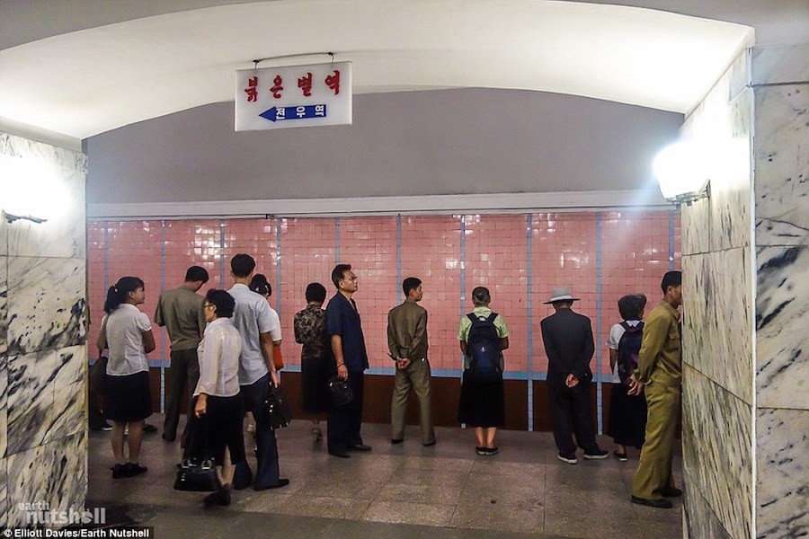 Bên trong nhà ga tàu điện ngầm sâu nhất thế giới ở Triều Tiên