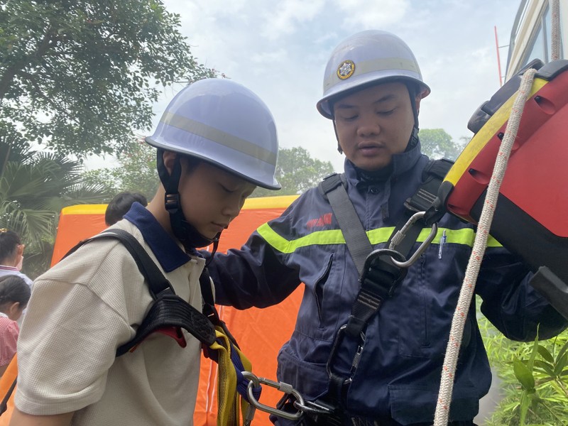 Sôi nổi ngày Quốc tế thiếu nhi tại Trung tâm giáo dục cộng đồng về phòng cháy, chữa cháy