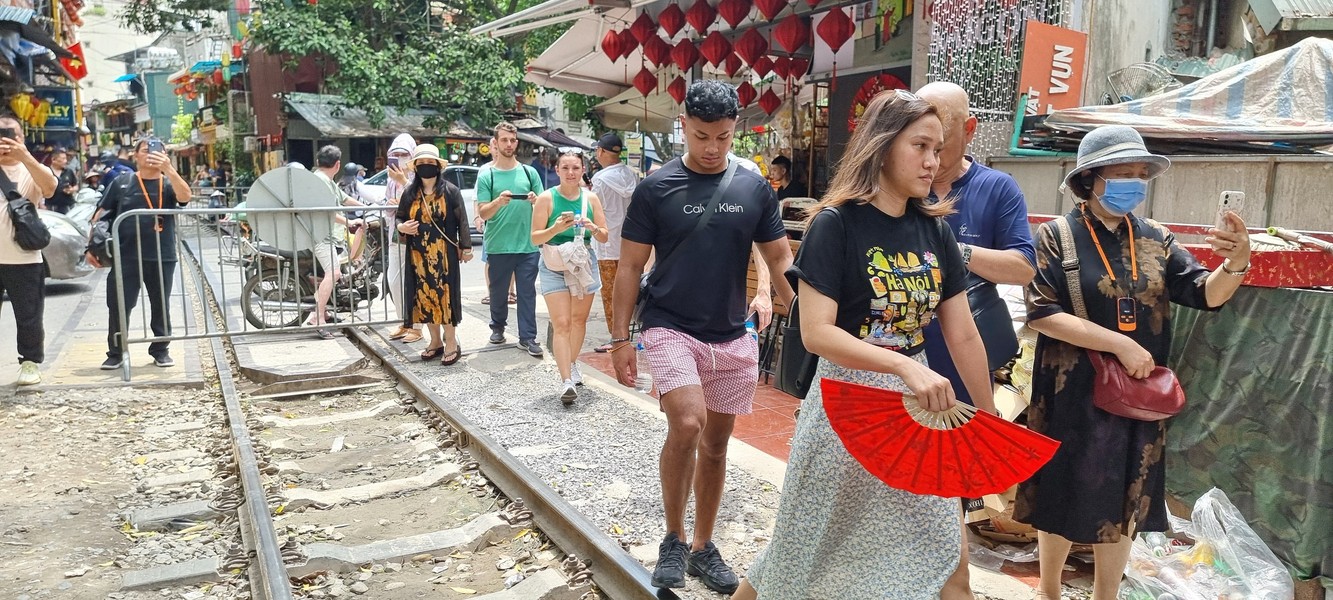 Du khách vẫn tấp nập trên 'phố cà phê đường tàu' ở Hà Nội