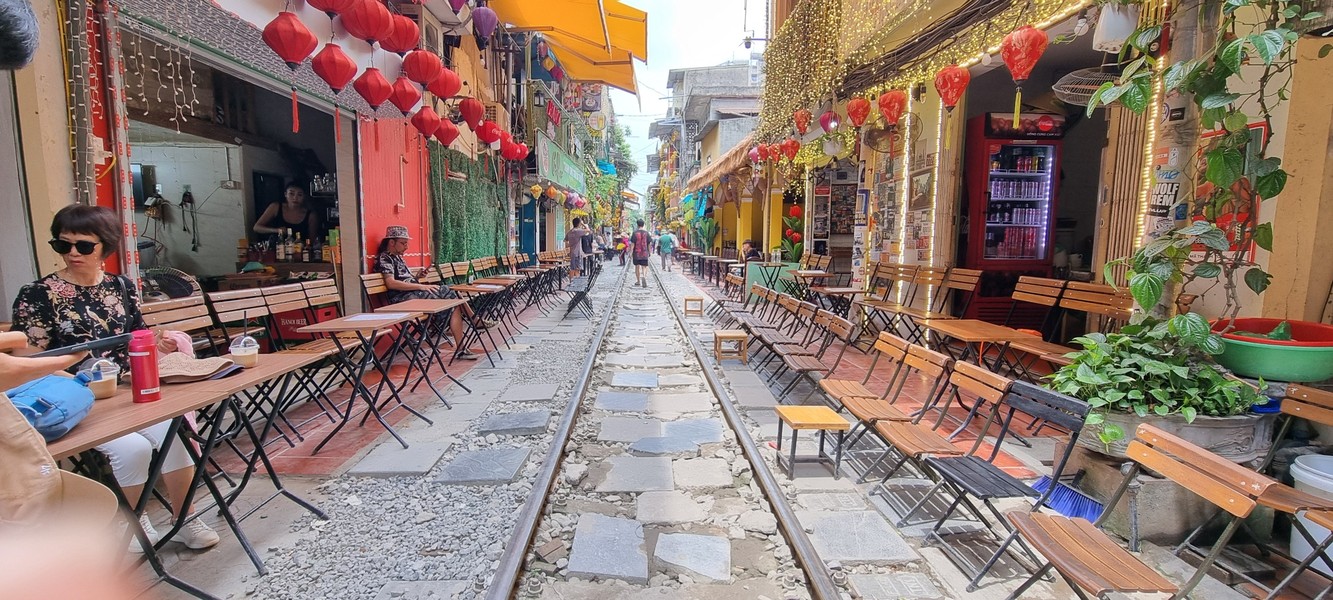 Du khách vẫn tấp nập trên 'phố cà phê đường tàu' ở Hà Nội