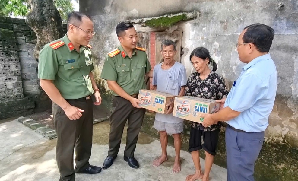 Nghĩa tình của An ninh Thủ đô với người dân vùng ngập lụt ở huyện Thanh Liêm, Hà Nam