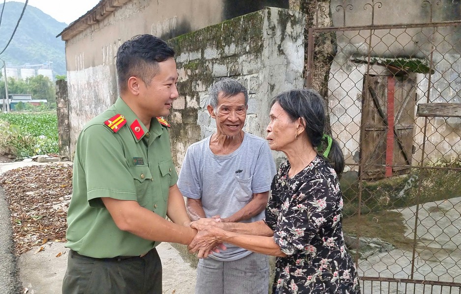 Nghĩa tình của An ninh Thủ đô với người dân vùng ngập lụt ở huyện Thanh Liêm, Hà Nam