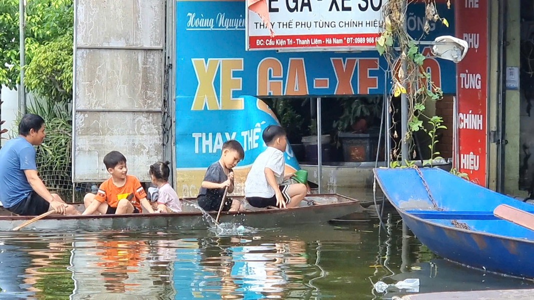 Nghĩa tình của An ninh Thủ đô với người dân vùng ngập lụt ở huyện Thanh Liêm, Hà Nam