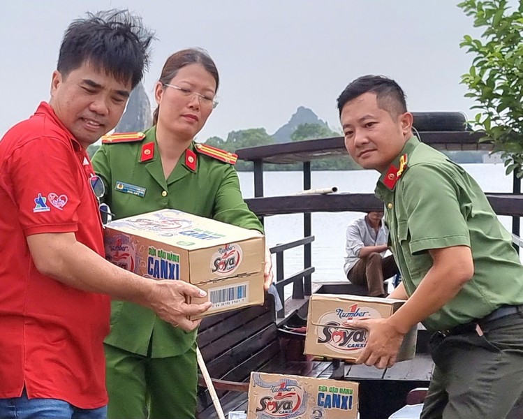 Nghĩa tình của An ninh Thủ đô với người dân vùng ngập lụt ở huyện Thanh Liêm, Hà Nam