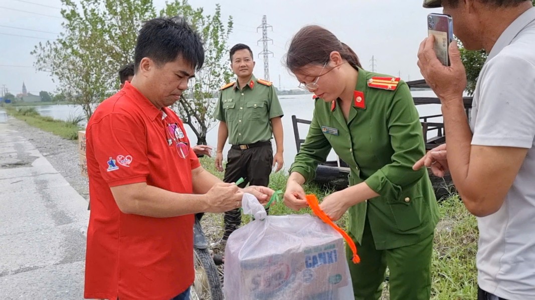 Nghĩa tình của An ninh Thủ đô với người dân vùng ngập lụt ở huyện Thanh Liêm, Hà Nam