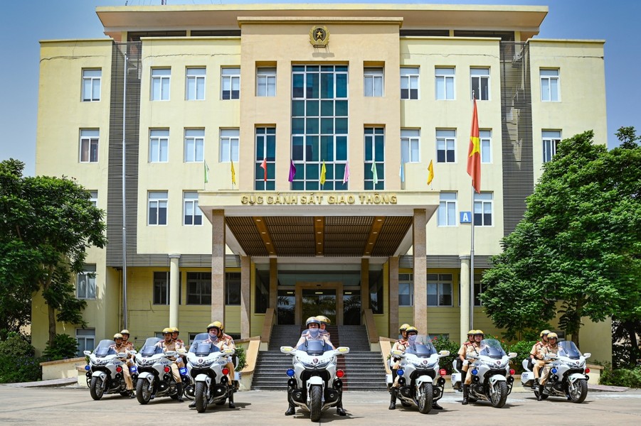 Cục Cảnh sát giao thông bàn giao 30 siêu mô tô Honda Goldwing cho 11 tỉnh, thành phố