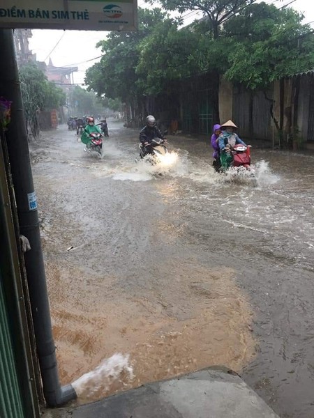 Hà Nội: Nhiều nơi bị ngập sâu sau trận mưa trưa 11/8
