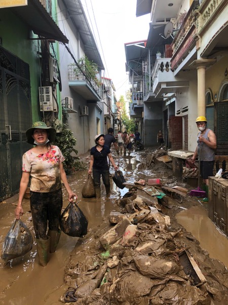 Lũ rút, người dân Yên Bái khẩn trương dọn 'biển rác'