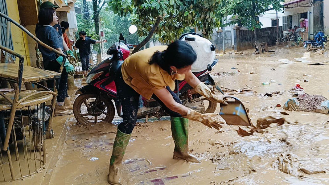 Lũ rút, người dân Yên Bái khẩn trương dọn 'biển rác'