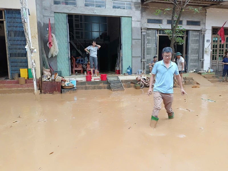 Lũ rút, người dân Yên Bái khẩn trương dọn 'biển rác'