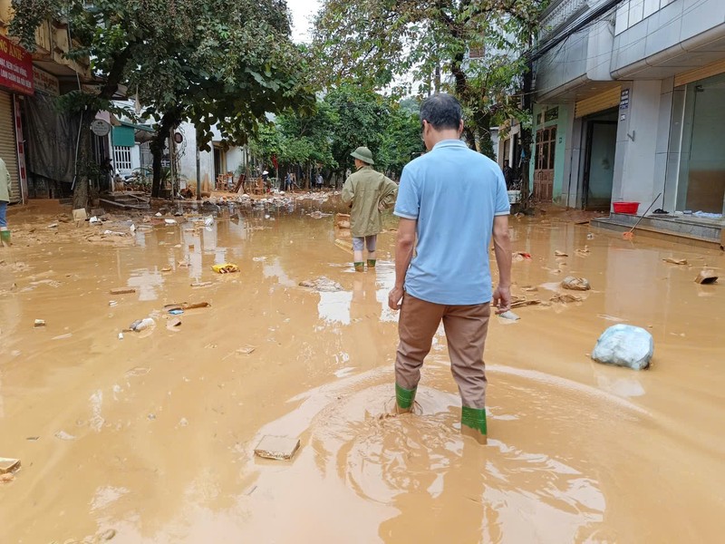 Lũ rút, người dân Yên Bái khẩn trương dọn 'biển rác'