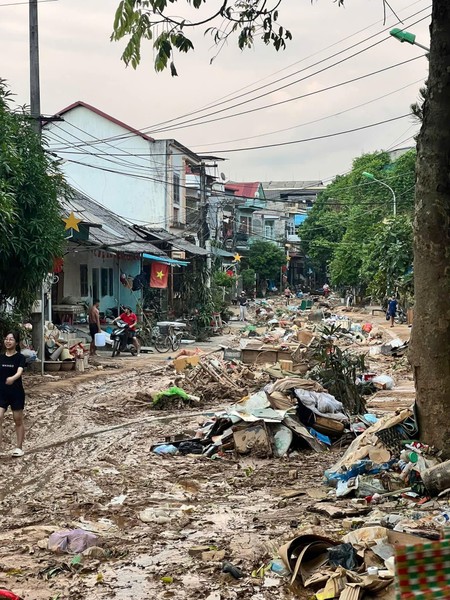 Lũ rút, người dân Yên Bái khẩn trương dọn 'biển rác'