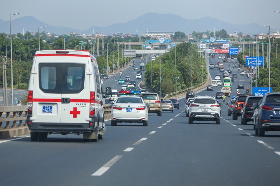 CSGT Hà Nội 'chạy đua' với thời gian vận chuyển 'trái tim nhân ái' ra sân bay an toàn