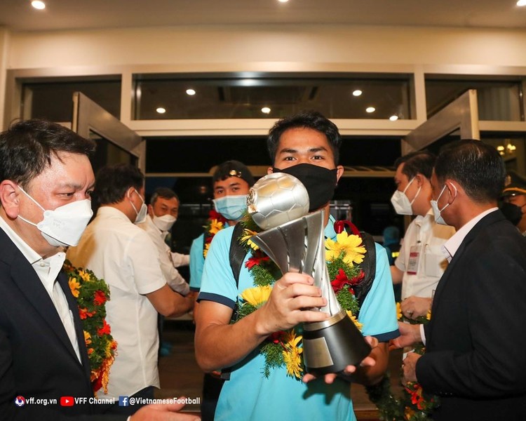 U23 Việt Nam tươi rói mang cúp vô địch về nước