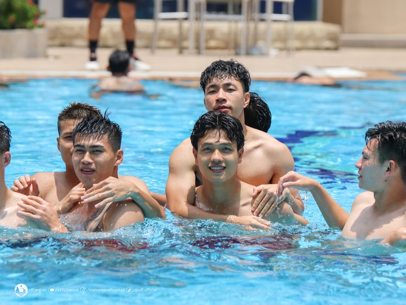 Dàn 'nam thần' U22 Việt Nam giải khuây ở bể bơi