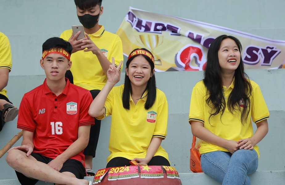 Muôn trạng thái cảm xúc cổ động viên bóng đá học sinh Hà Nội