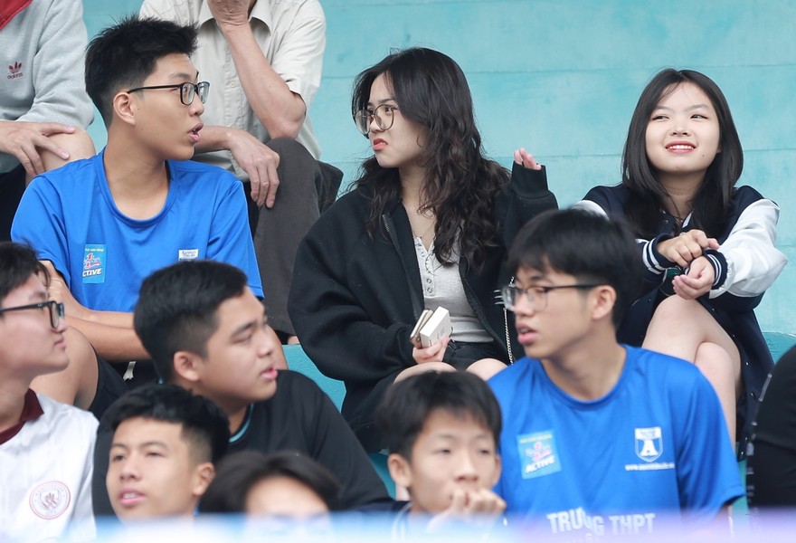 Muôn vẻ đáng yêu của fan nữ bóng đá học sinh Hà Nội