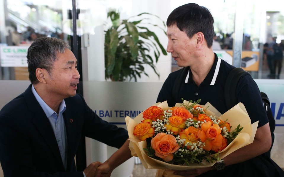 HLV Kim Sang-sik liên tục cúi chào khi đặt chân đến Việt Nam