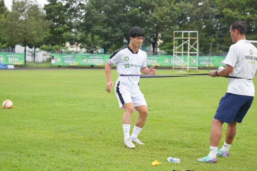 Công Phượng tập 'sung' vì suất đá chính ở Bình Phước