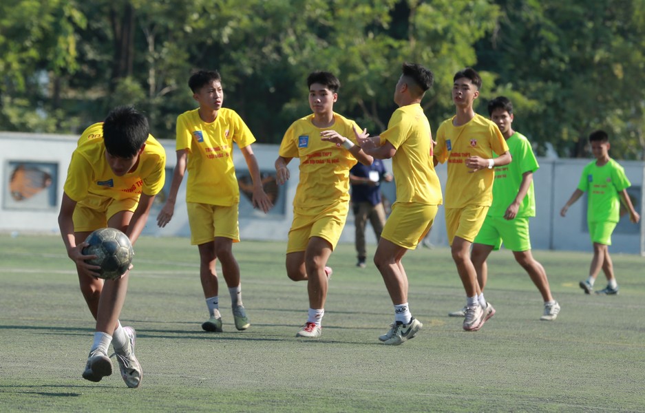 Màn ngược dòng không tưởng ở giải bóng đá học sinh Hà Nội