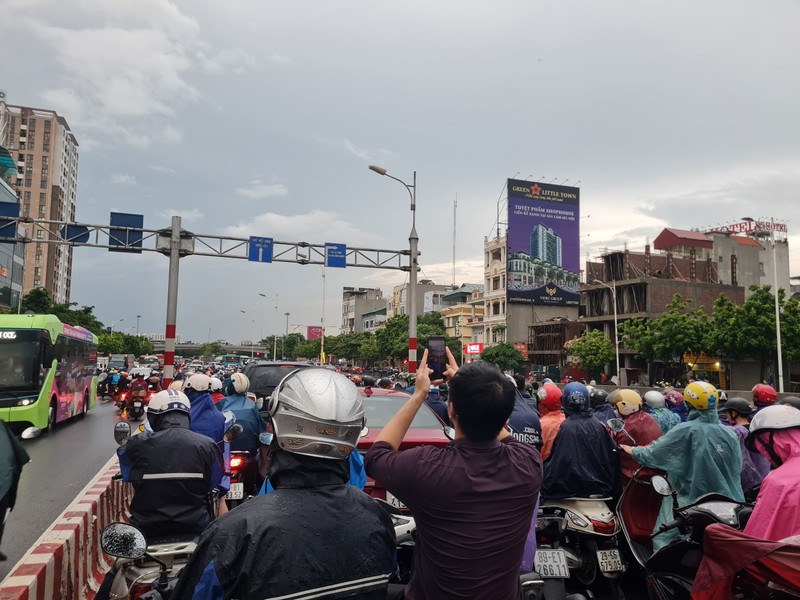 Mưa xối xả giờ tan tầm, đường mênh mông nước, người dân Long Biên tắc không lối thoát