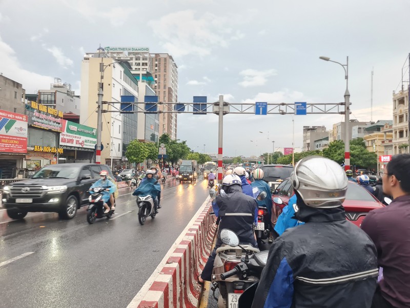 Mưa xối xả giờ tan tầm, đường mênh mông nước, người dân Long Biên tắc không lối thoát