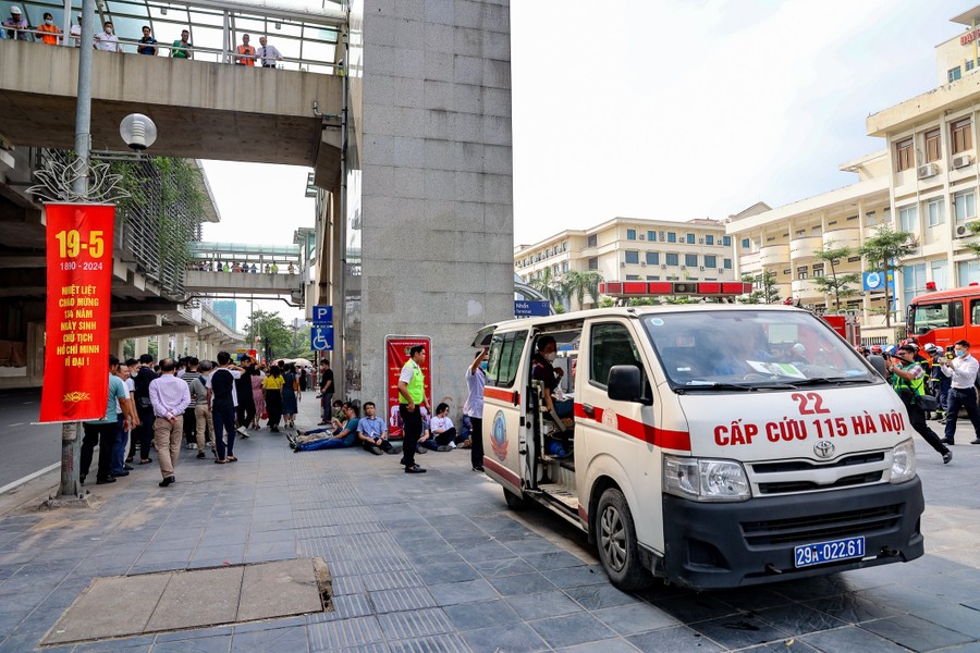 Diễn tập sơ tán hành khách khi tàu đường sắt đô thị Nhổn - Ga Hà Nội gặp sự cố
