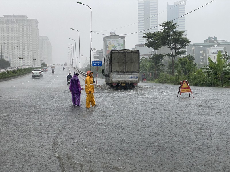 Nhiều tuyến phố ngập nước trong trận mưa lớn kéo dài do bão số 2