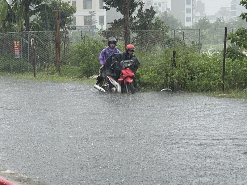 Nhiều tuyến phố ngập nước trong trận mưa lớn kéo dài do bão số 2