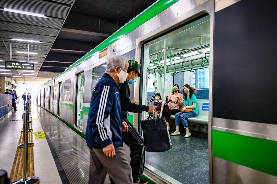 Thanh niên Hà Nội thích thú check in trong ngày đầu đường sắt Cát Linh - Hà Đông bán vé