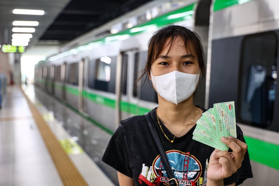 Thanh niên Hà Nội thích thú check in trong ngày đầu đường sắt Cát Linh - Hà Đông bán vé