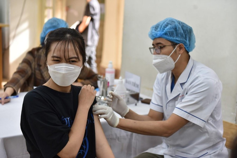 Hình ảnh trong ngày: Những vẻ mặt biểu cảm của học sinh Hoàn Kiếm khi tiêm vaccine phòng Covid-19