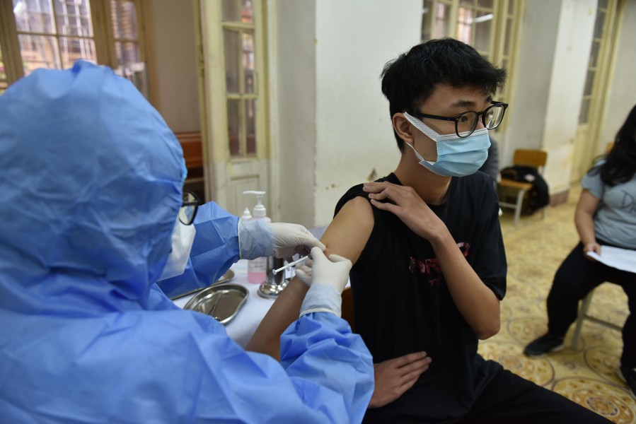 Hình ảnh trong ngày: Những vẻ mặt biểu cảm của học sinh Hoàn Kiếm khi tiêm vaccine phòng Covid-19