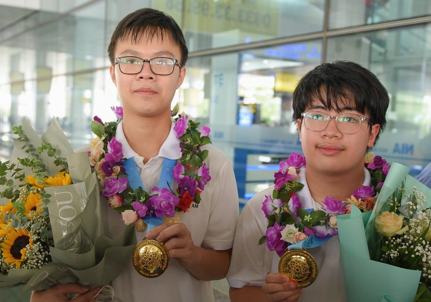 Đoàn thi Olympic Toán quốc tế năm 2022 với 1 huy chương Vàng điểm tuyệt đối đã về Hà Nội