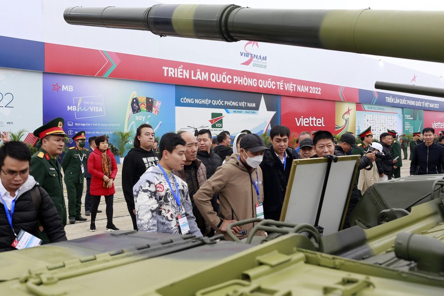 Người dân xếp hàng chờ vào trải nghiệm vũ khí made in Việt Nam tại Triển lãm Quốc phòng quốc tế Việt Nam 2022