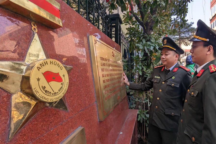 Thanh niên Công an Thủ đô dâng hương tại Tượng đài Khâm Thiên tưởng nhớ đồng bào, chiến sỹ đã hy sinh để bảo vệ Hà Nội