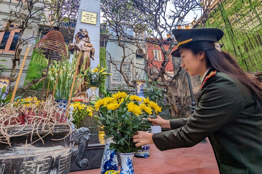 Thanh niên Công an Thủ đô dâng hương tại Tượng đài Khâm Thiên tưởng nhớ đồng bào, chiến sỹ đã hy sinh để bảo vệ Hà Nội