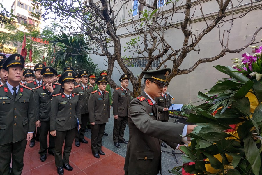 Thanh niên Công an Thủ đô dâng hương tại Tượng đài Khâm Thiên tưởng nhớ đồng bào, chiến sỹ đã hy sinh để bảo vệ Hà Nội