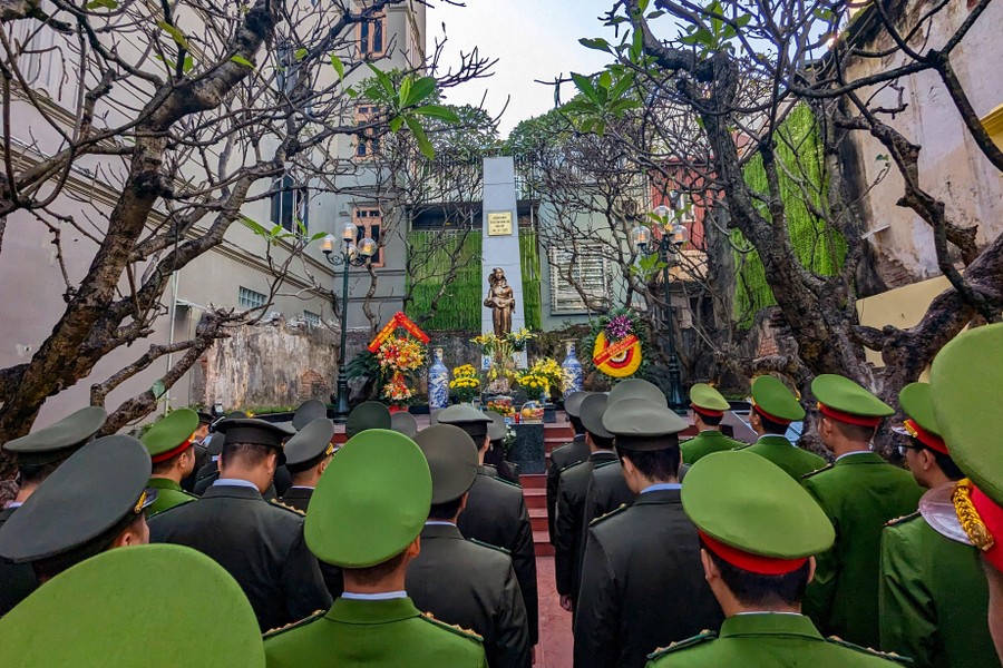 Thanh niên Công an Thủ đô dâng hương tại Tượng đài Khâm Thiên tưởng nhớ đồng bào, chiến sỹ đã hy sinh để bảo vệ Hà Nội