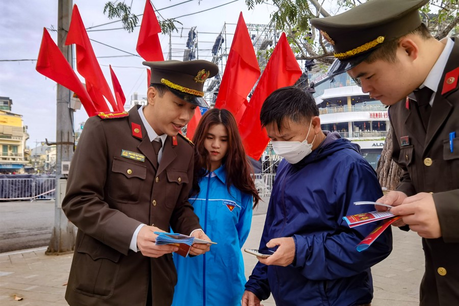 Người Hà Nội phấn khởi khi được hỗ trợ đăng ký dịch vụ công trực tuyến, tặng vé lễ xuất quân CLB Bóng đá Công an Hà Nội