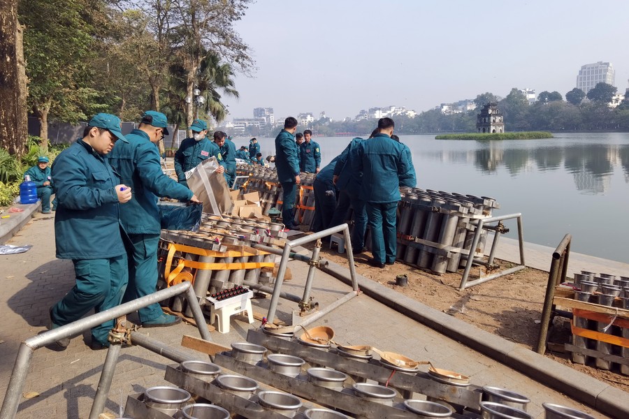 Bên trong trận địa pháo hoa tầm cao ở Hồ Gươm trước giờ G chào năm mới Quý Mão 2023