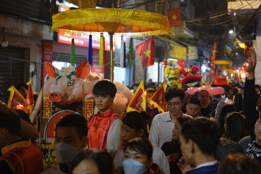 Cận cảnh lễ hội độc đáo rước “ông lợn” khổng lồ đầu Xuân Quý Mão tại Hà Nội