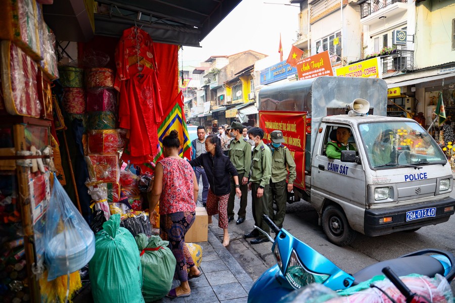 Hoàn Kiếm có 12 tuyến phố kiểu mẫu về trật tự đô thị, xử lý dứt điểm 35 điểm trông giữ xe không phép